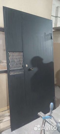 Перегородка железная с дверью