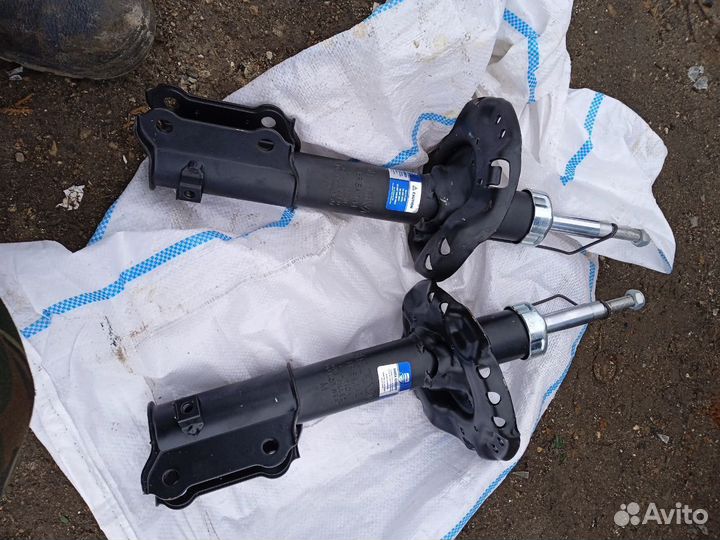 Стойки Hyundai Solaris 2017г перед левая правая