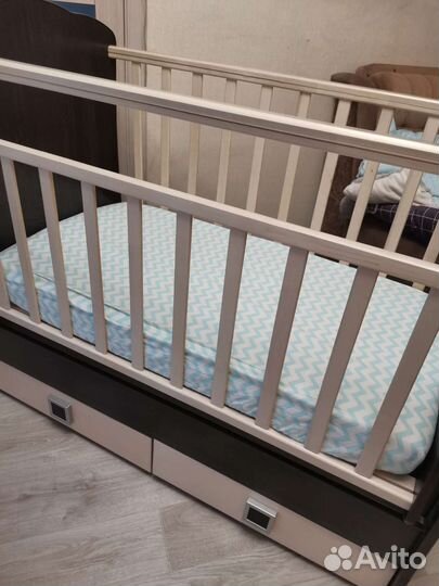 Детская кроватка с маятником и ящиками