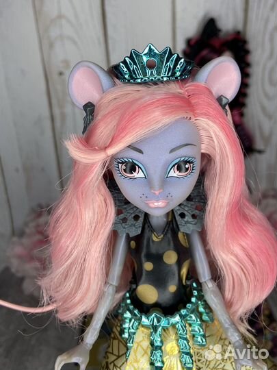 Монстер Хай Каста, Мауседес, Дракулаура