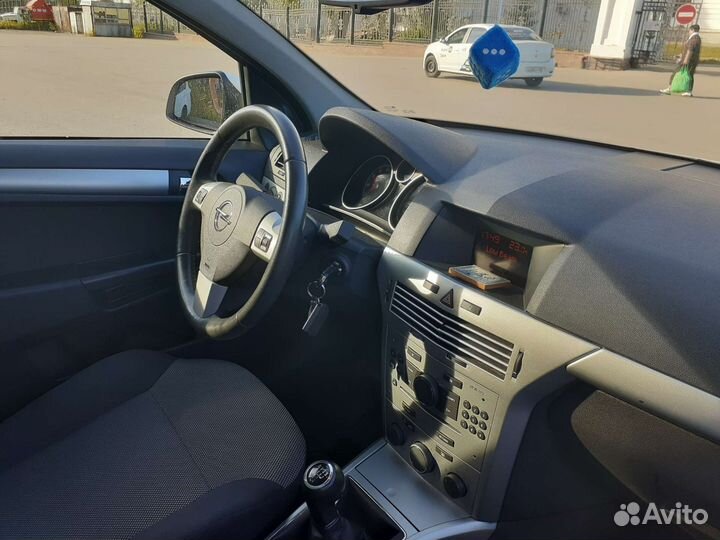 Opel Astra 1.6 МТ, 2011, 110 000 км