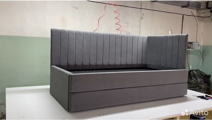 Кровать с мягкой спинкой для ребенка