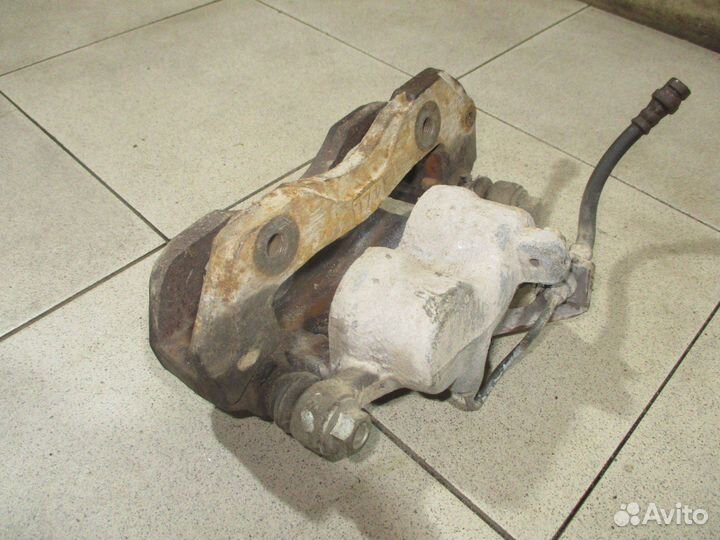 Суппорт передний правый Mitsubishi Pajero 2