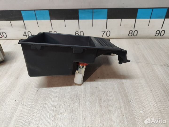 Б/У Ящик вещевой передней консоли#001