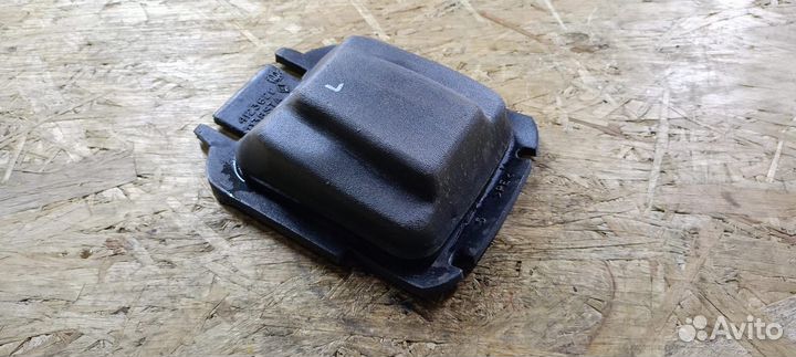 Карман под ремень безопасн. в средней лев. стойки