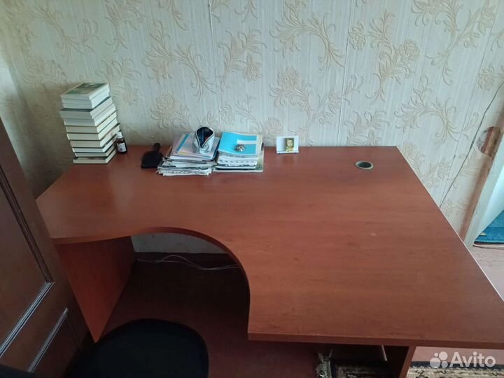 Угловой письменный стол бу. Можно для офиса
