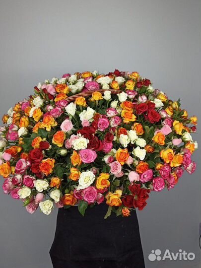 Корзина с кустовыми розами