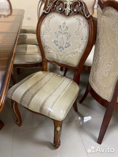 Стол и стулья