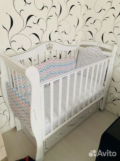 Детская кроватка с универсальным маятником