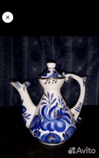 Фарфоровый заварочный чайник и чайные пары