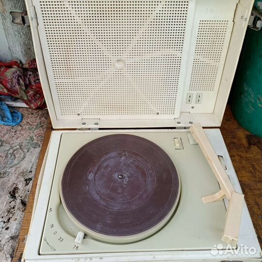 Патефон для пластинок СССР