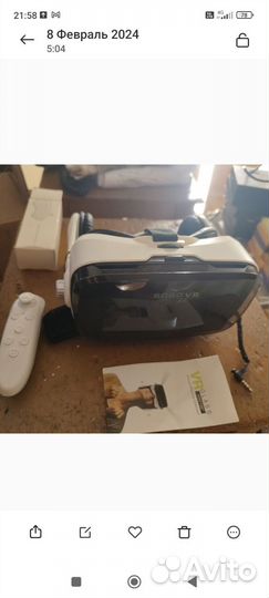 Очки виртуальной реальности с джойстиком