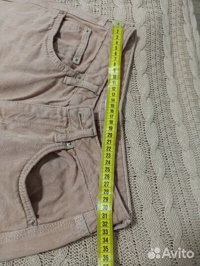 Бежевые джинсы с мраморным принтом