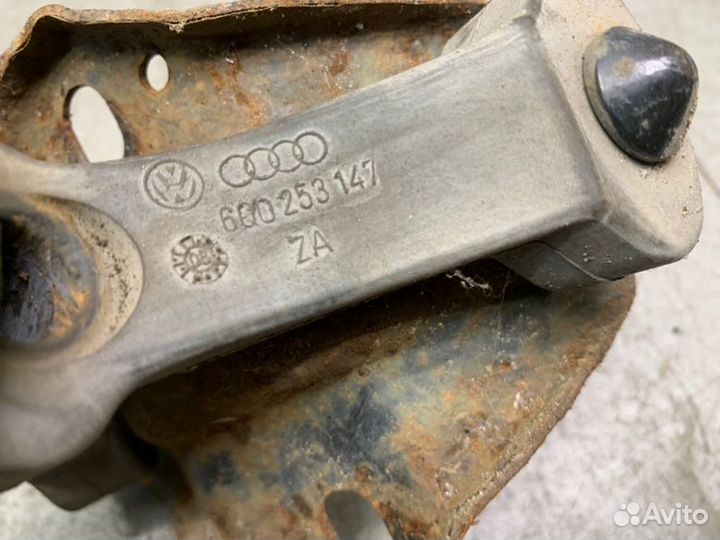 Подушка глушителя задняя Volkswagen Caddy 3 1.9