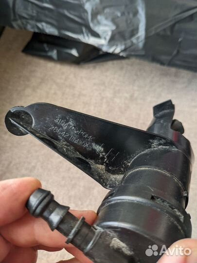 Форсунка омывателя фары левая Nissan Tiida