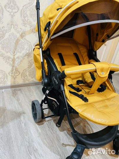 Прогулочная коляска с перекидной ручкой