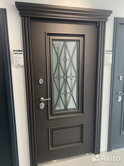Входные двери с витрины