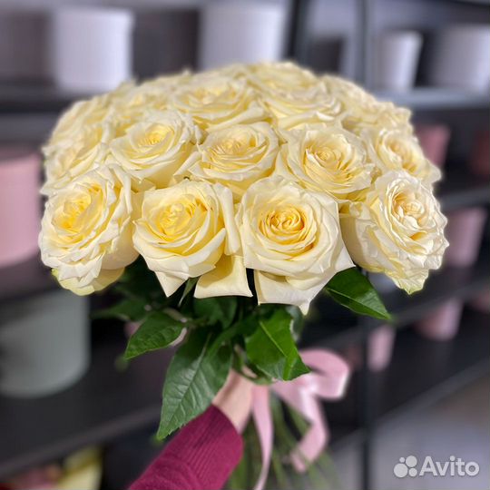 Букет из 21 кремовой пионовидной розы «Кэндллайт»