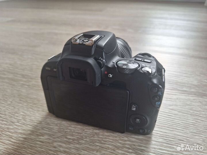 Зеркальный фотоаппарат Canon 200d kit
