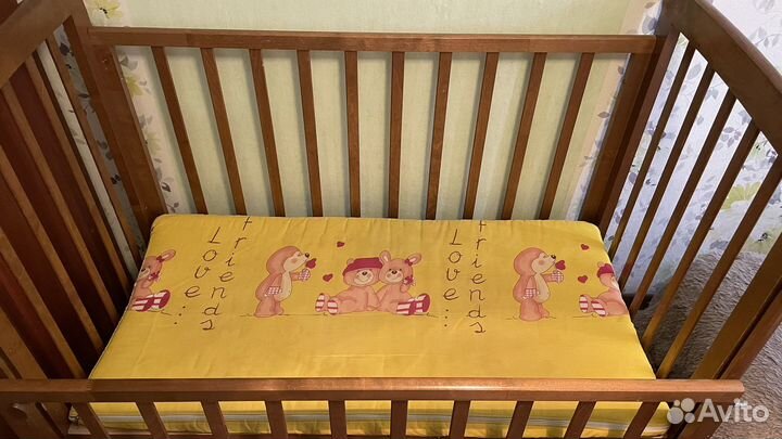 Кроватка детская с маятником