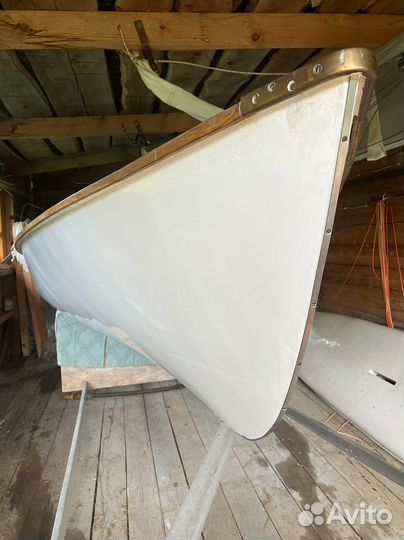 Парусная яхта швертбот 