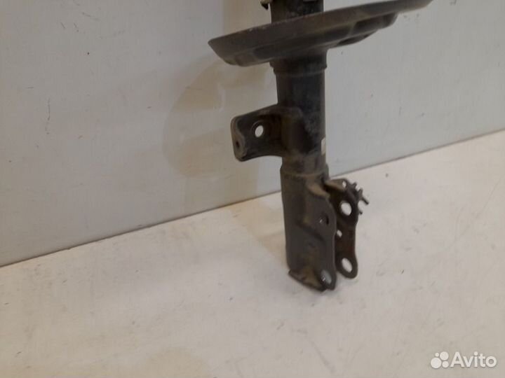 Амортизатор передний правый Toyota Camry V70 2018