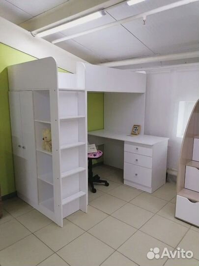 Детская кровать чердак со столом и шкафом