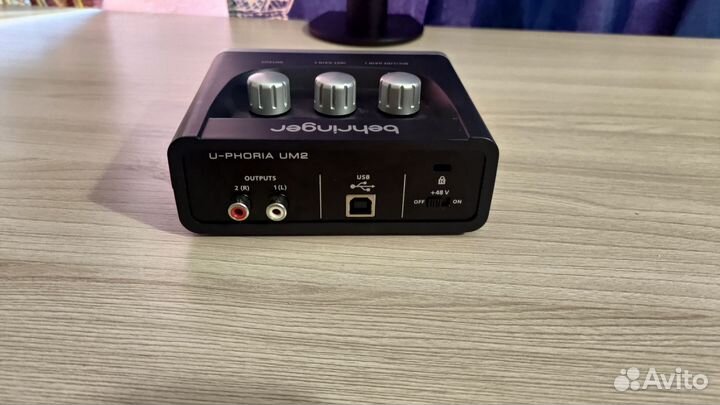 Внешняя звуковая карта behringer u-phoria um2