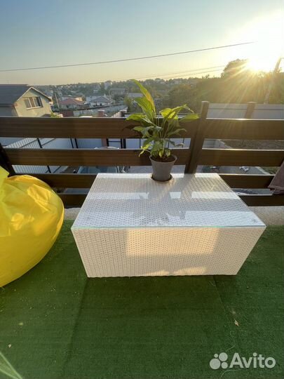 Стол из ротанга с закаленным стеклом