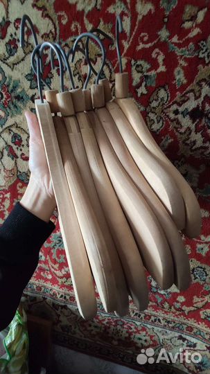 Вешалки плечики деревянные и пластиковые