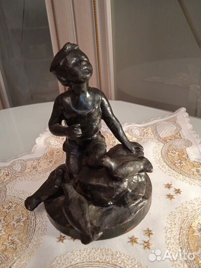 Мальчик кормит голубей 