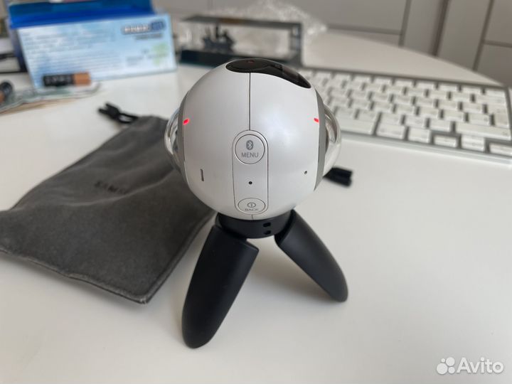 Панорамная видеокамера Samsung Gear360