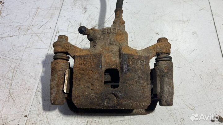 Суппорт тормозной Mitsubishi Galant 1993