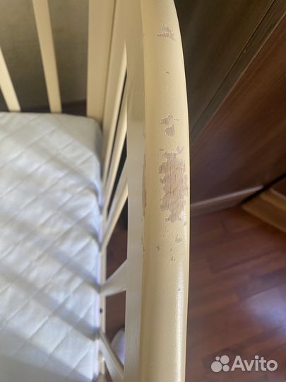 Детская кроватка с маятником