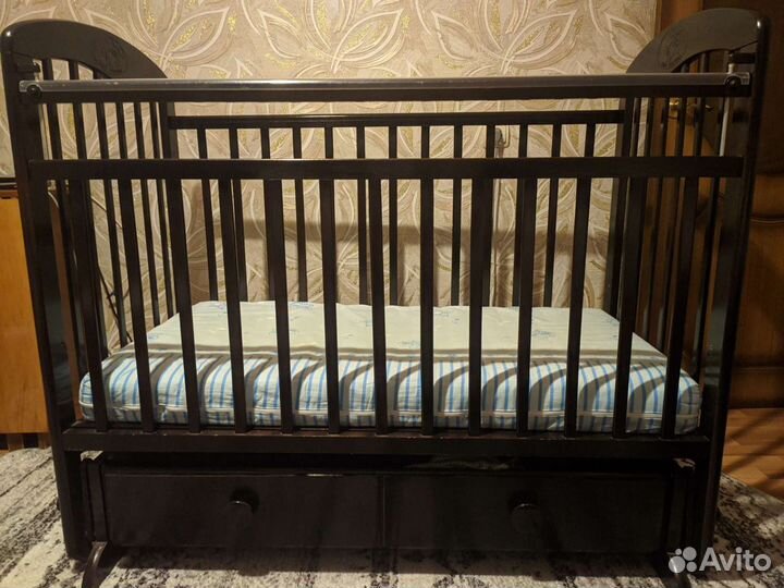 Детская кроватка с маятником и ящиком