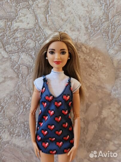 Кукла барби fashionistas на теле made to move