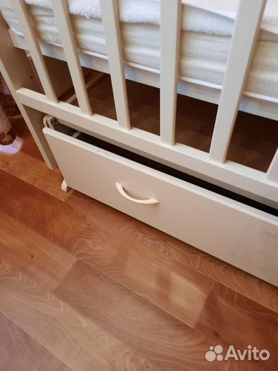 Детская кроватка с маятником, массив дерева