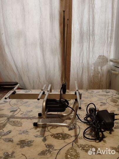 Антенна телевизионная комнатная с усилителем