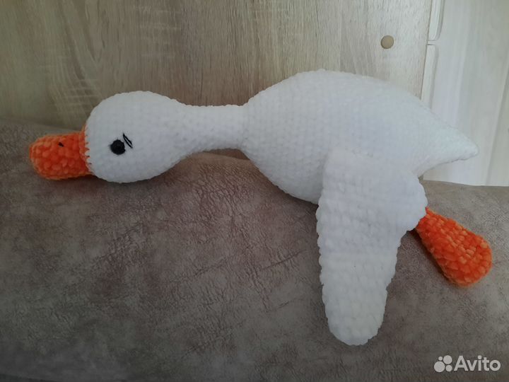 Вязаная игрушка Гусь обнимусь белый