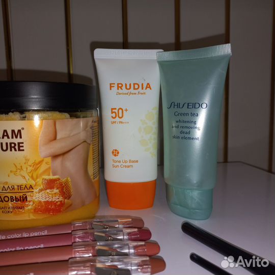 Набор уходовой и декоративной косметики