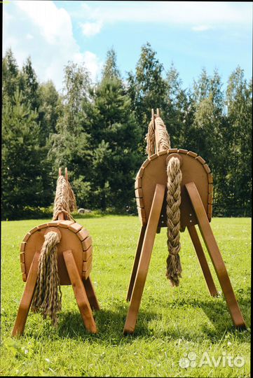 Деревянные лошадки разных размеров. Игры для детей