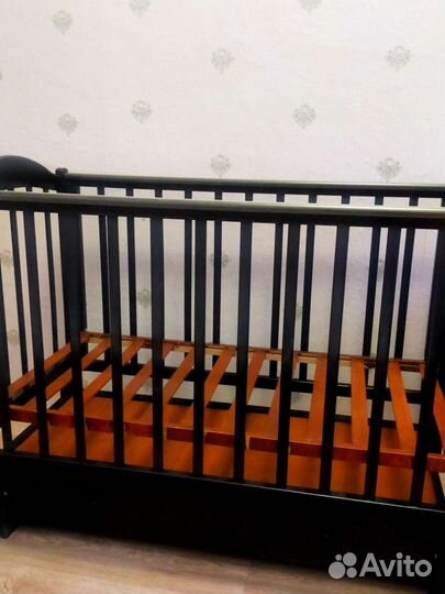 Детская кровать с маятником