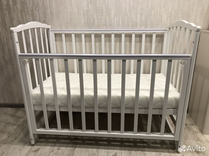 Детская кроватка с продольным маятником