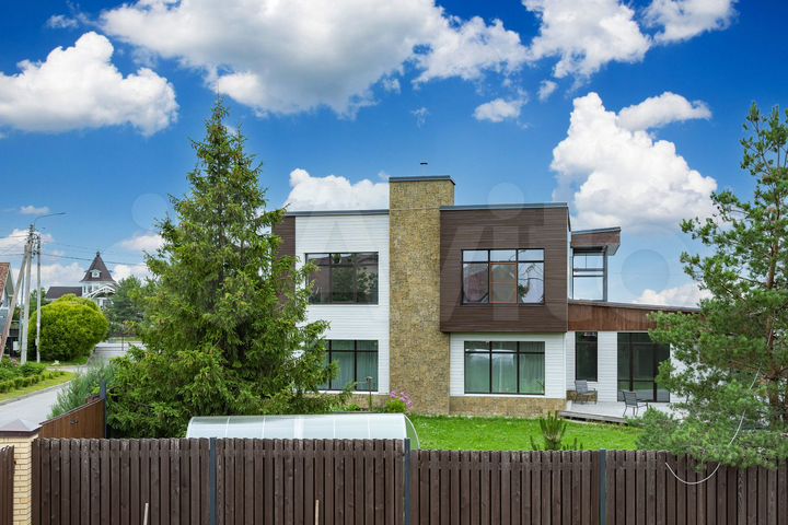 Коттедж 198 м² на участке 8,9 сот.