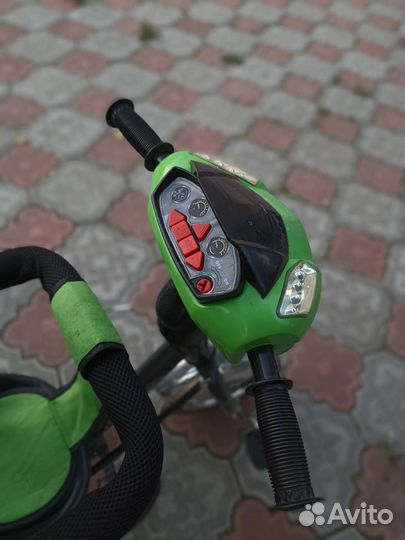 Трехколесный велосипед с ручкой