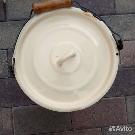 Эмалированное ведро с крышкой