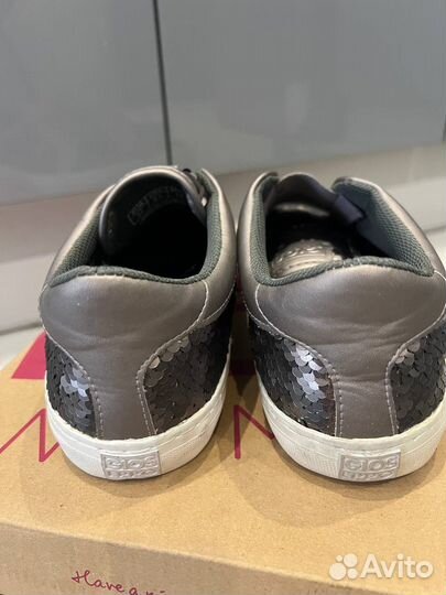 Кроссовки женские