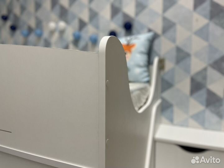 Двухъярусная кровать с лестницей-комод