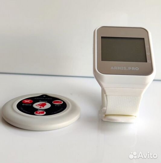 Комплекты вызова персонала: кнопка вызова и часы