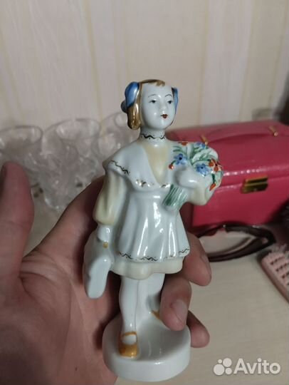 Статуэтка фарфор